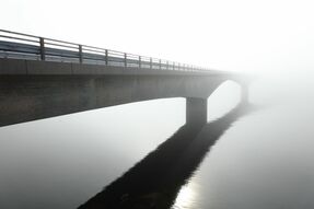 Фотообои Серый мост в тумане